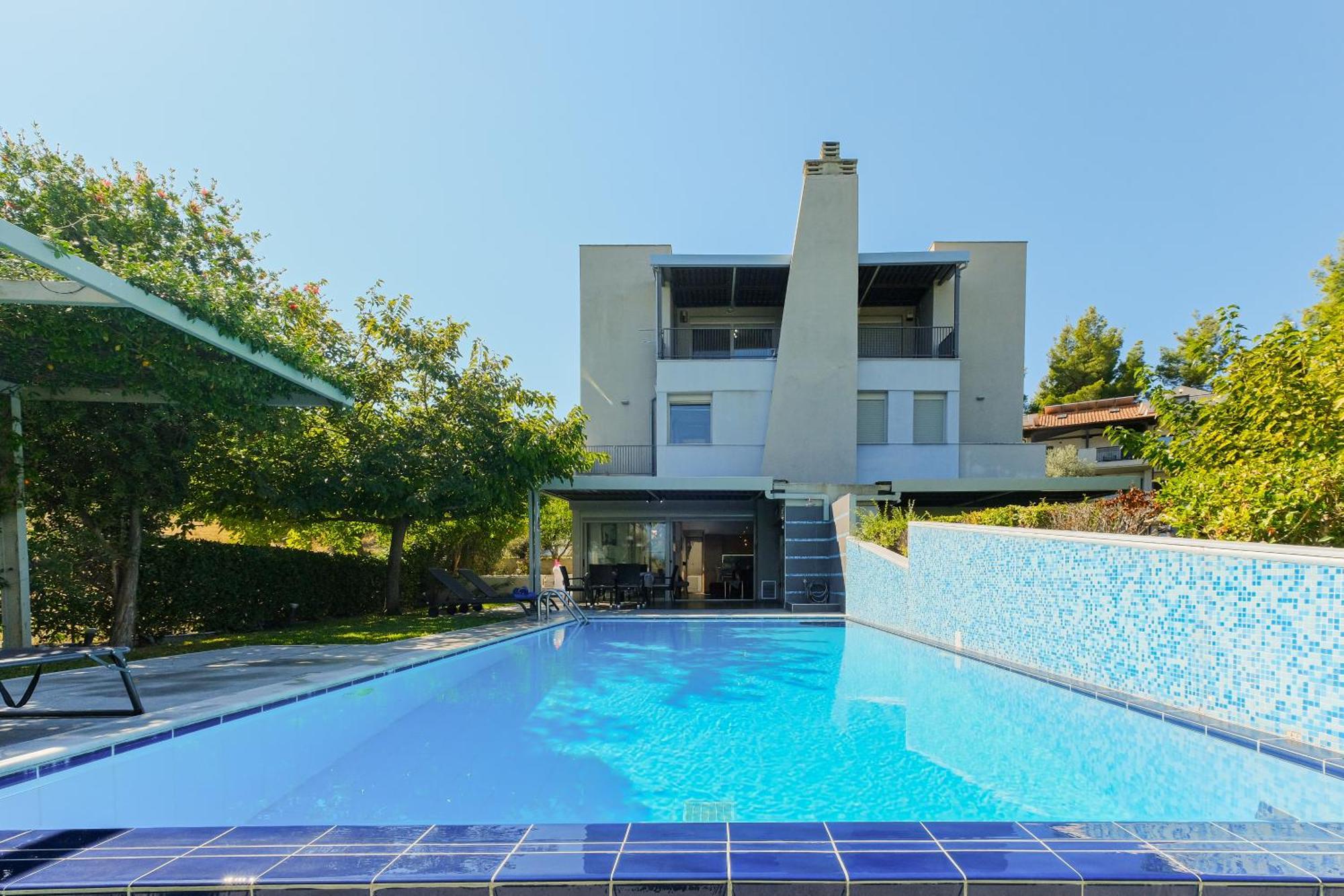Deluxe Chrousso Pool