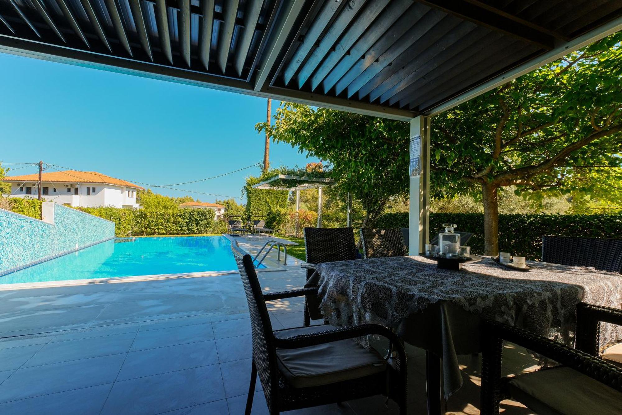 Deluxe Chrousso Pool