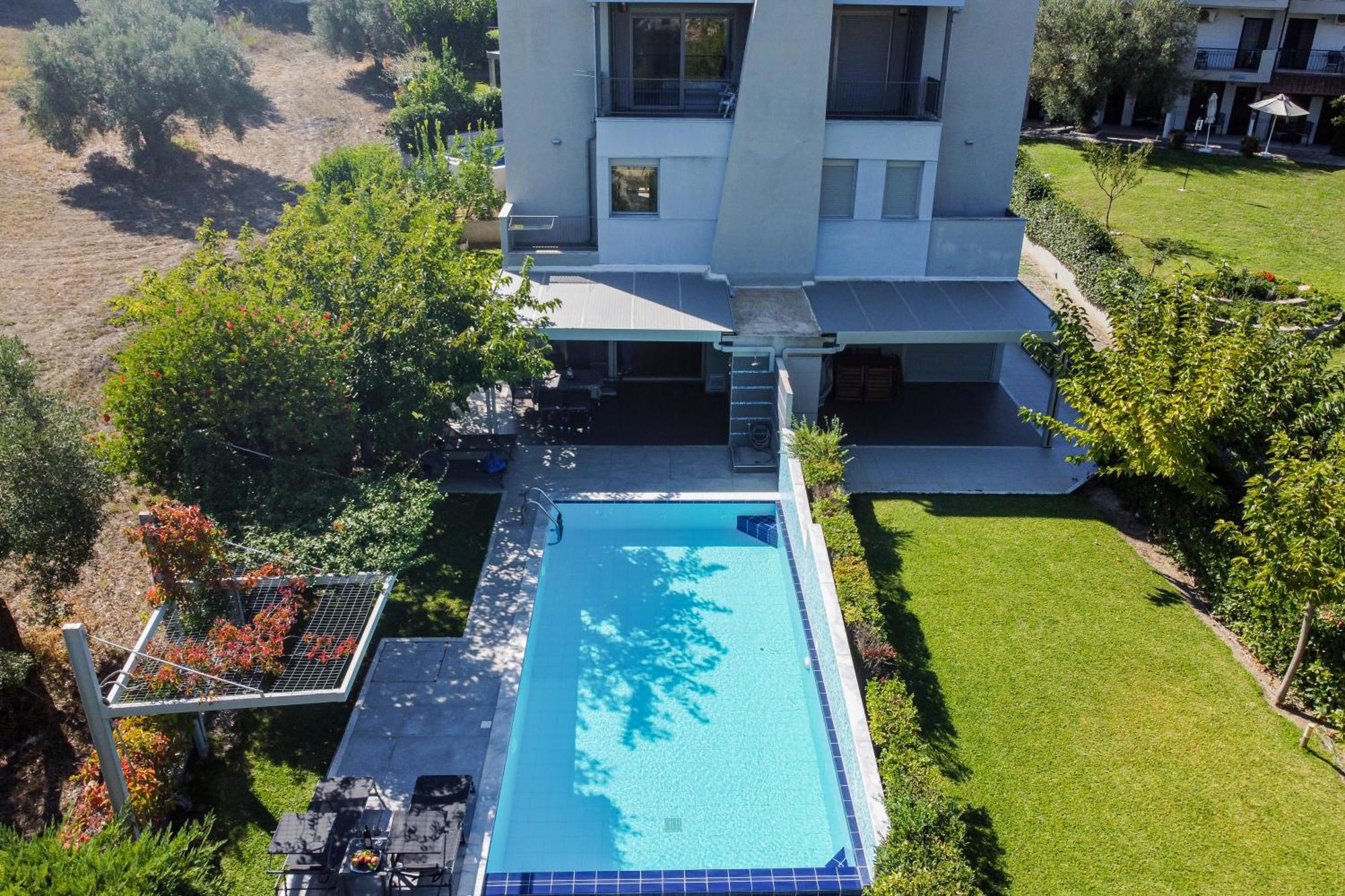 Deluxe Chrousso Pool